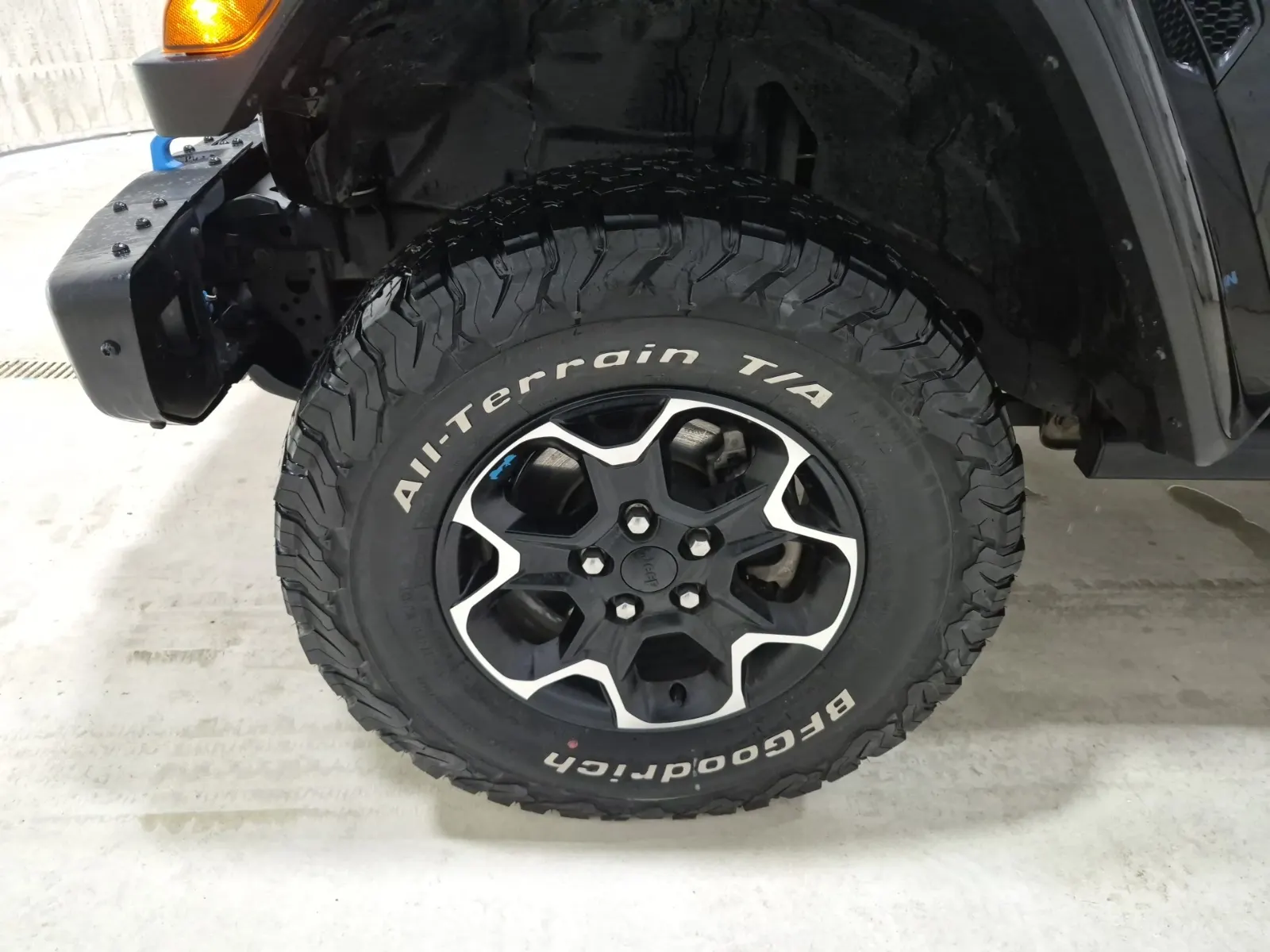 Front driver wheel/tire photo