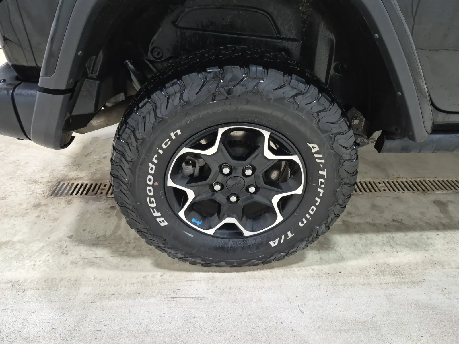 Right Rear Wheel/Tire Photo