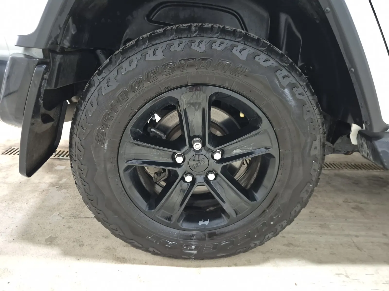 Right Rear Wheel/Tire Photo