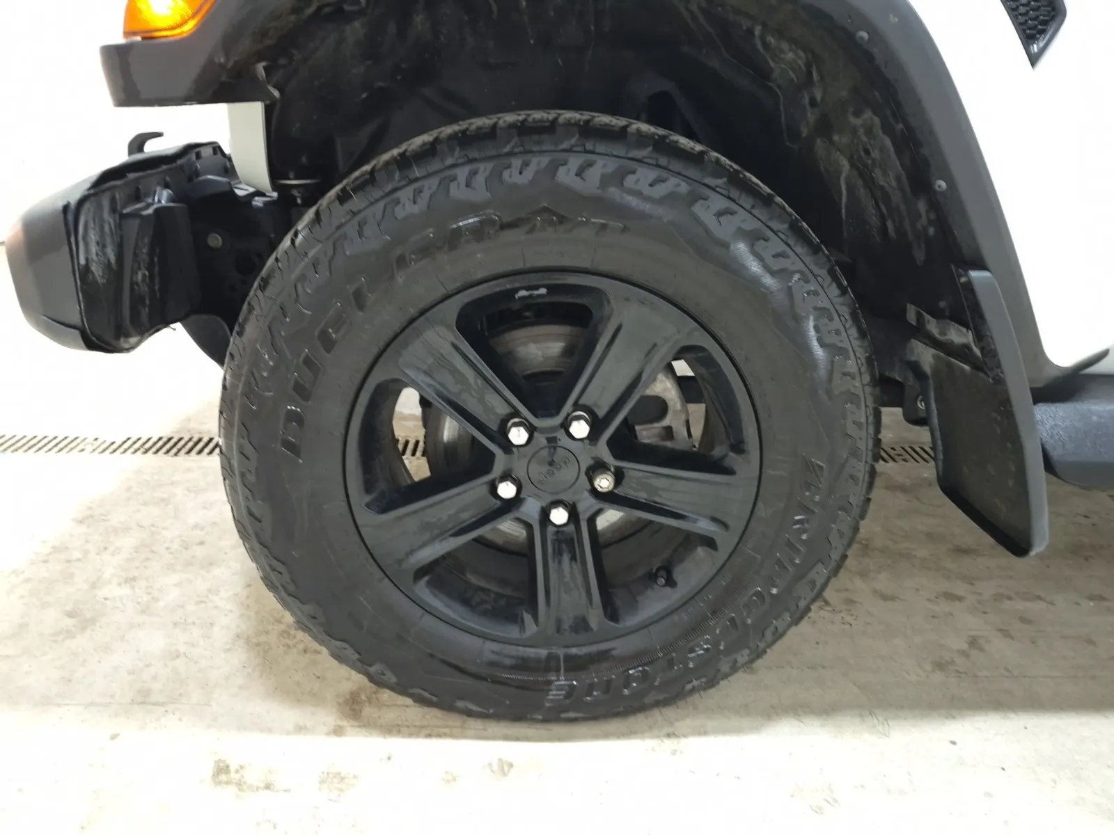 Front driver wheel/tire photo
