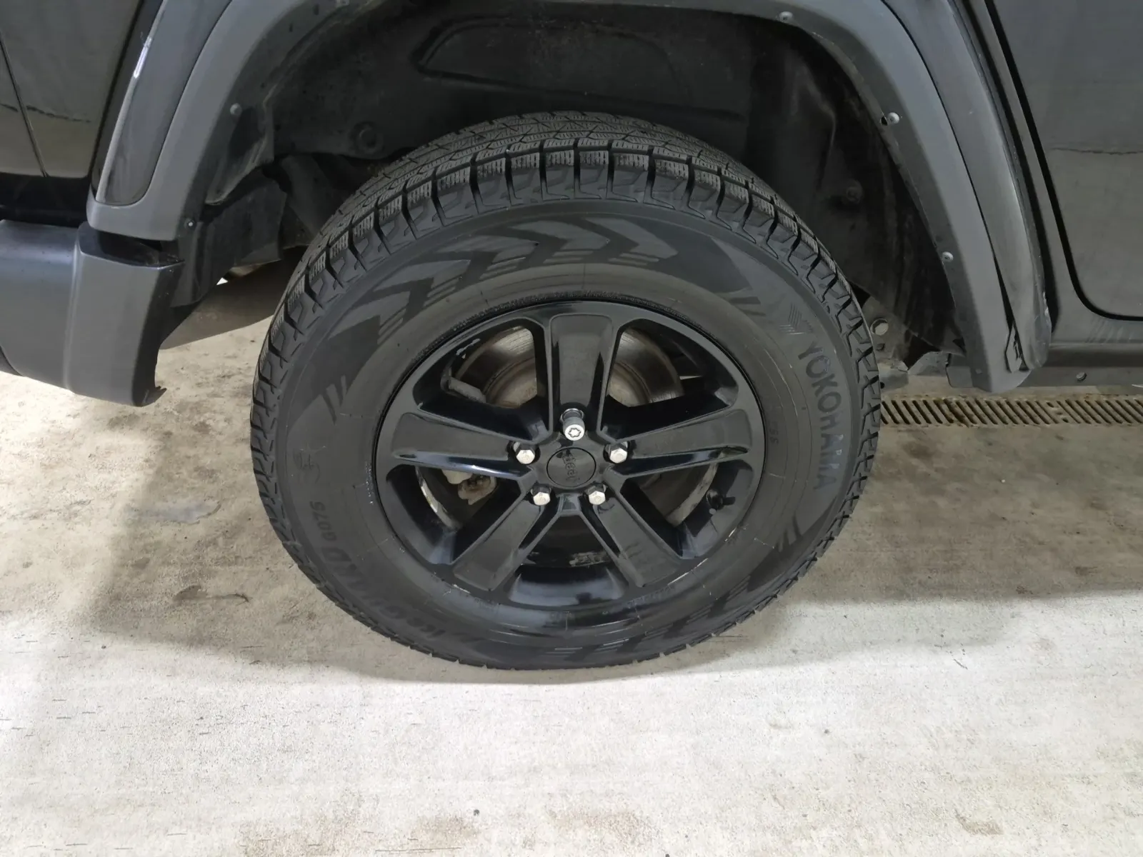 Right Rear Wheel/Tire Photo