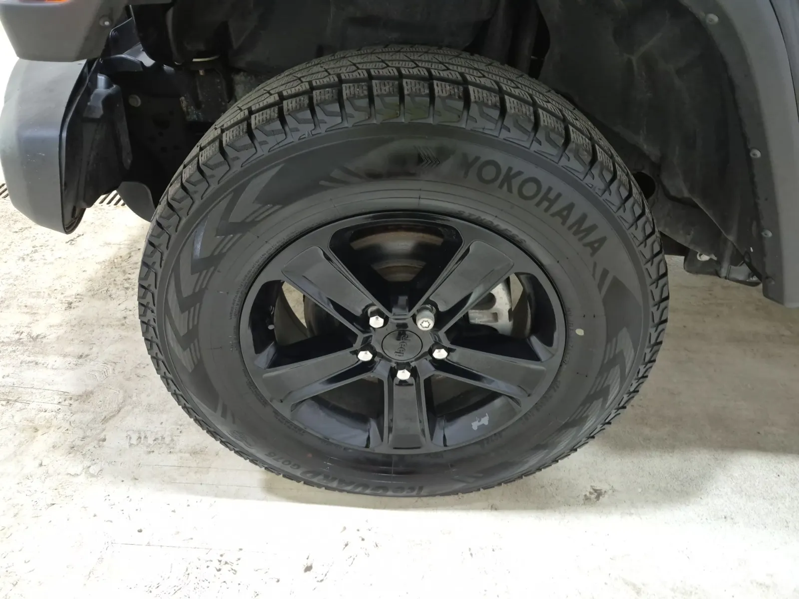 Front driver wheel/tire photo