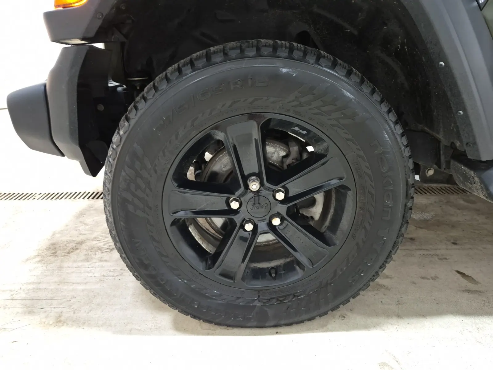 Front driver wheel/tire photo