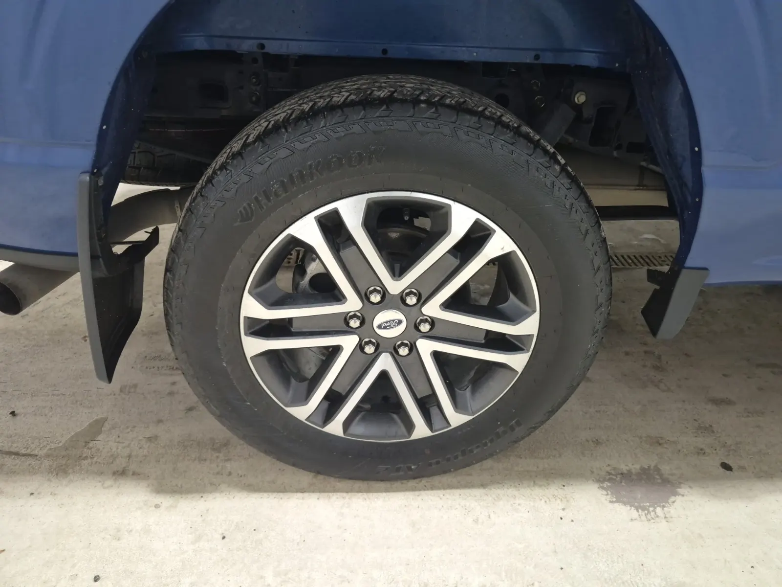 Right Rear Wheel/Tire Photo