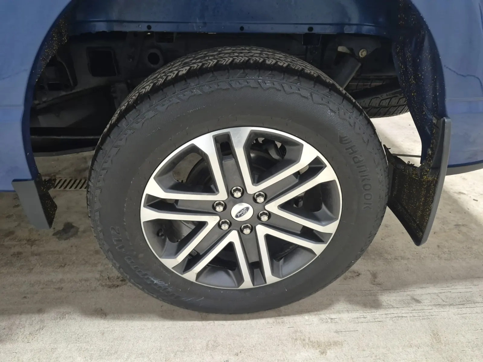 Left Rear Wheel/Tire Photo