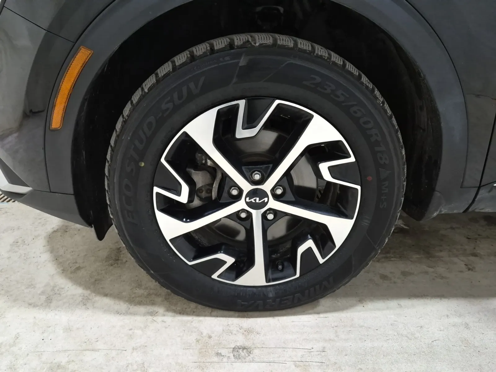 Front driver wheel/tire photo