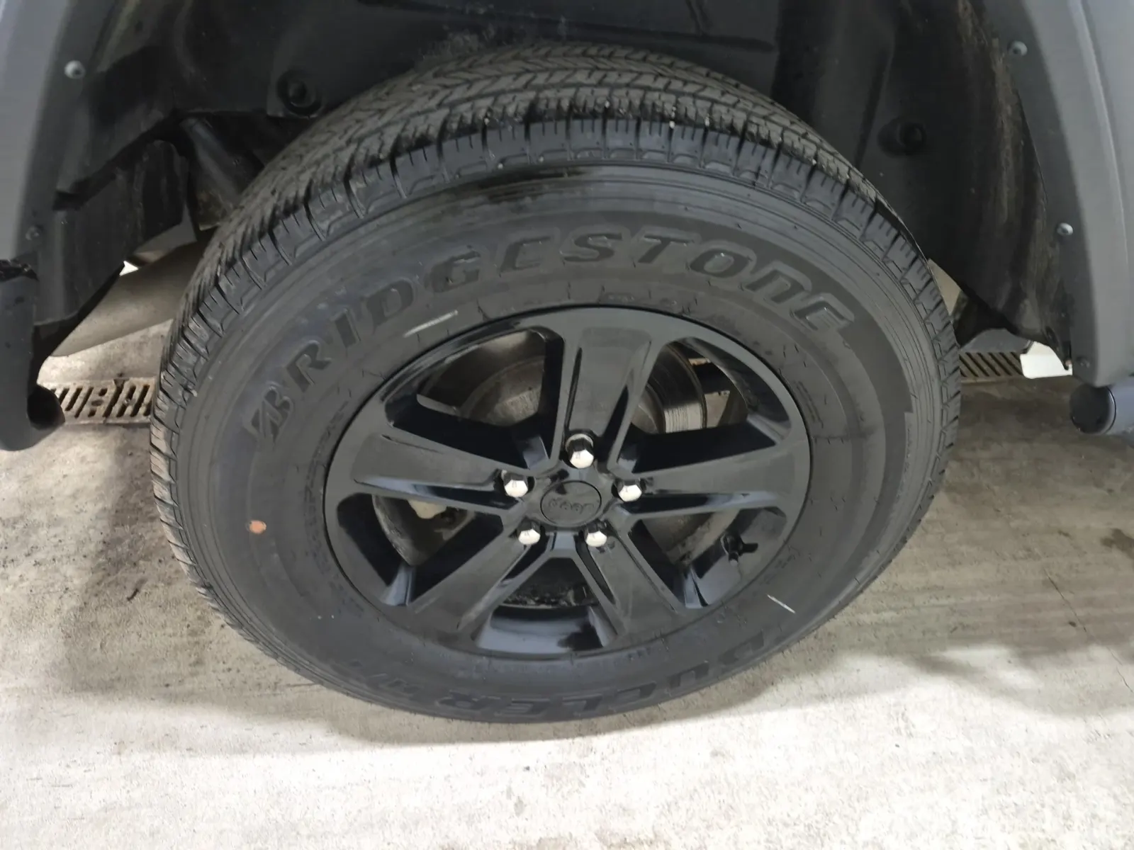 Right Rear Wheel/Tire Photo