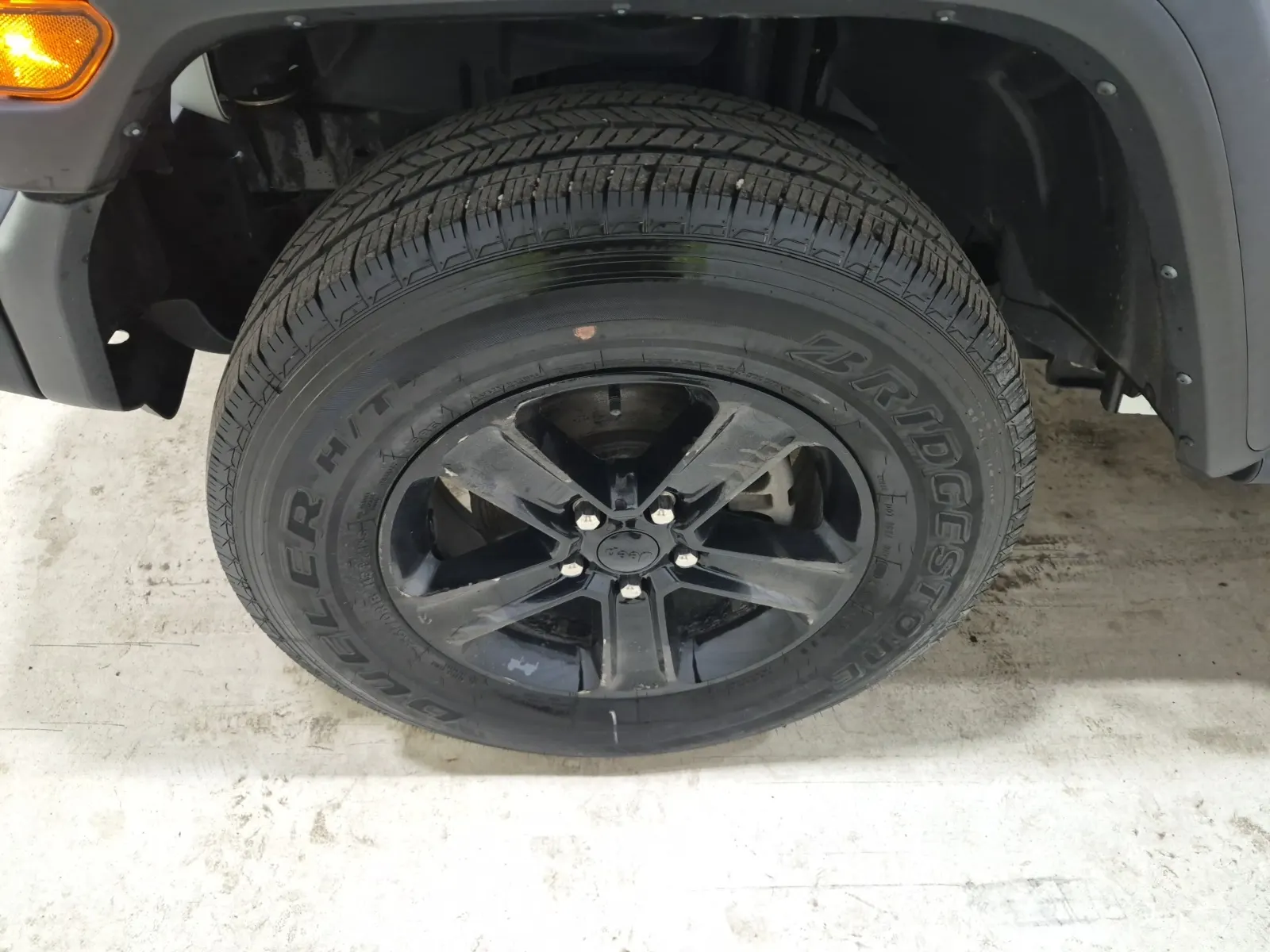 Front driver wheel/tire photo