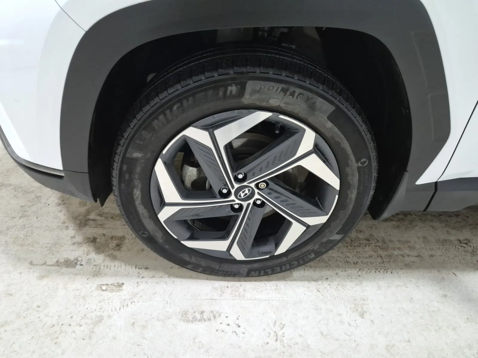 Front driver wheel/tire photo
