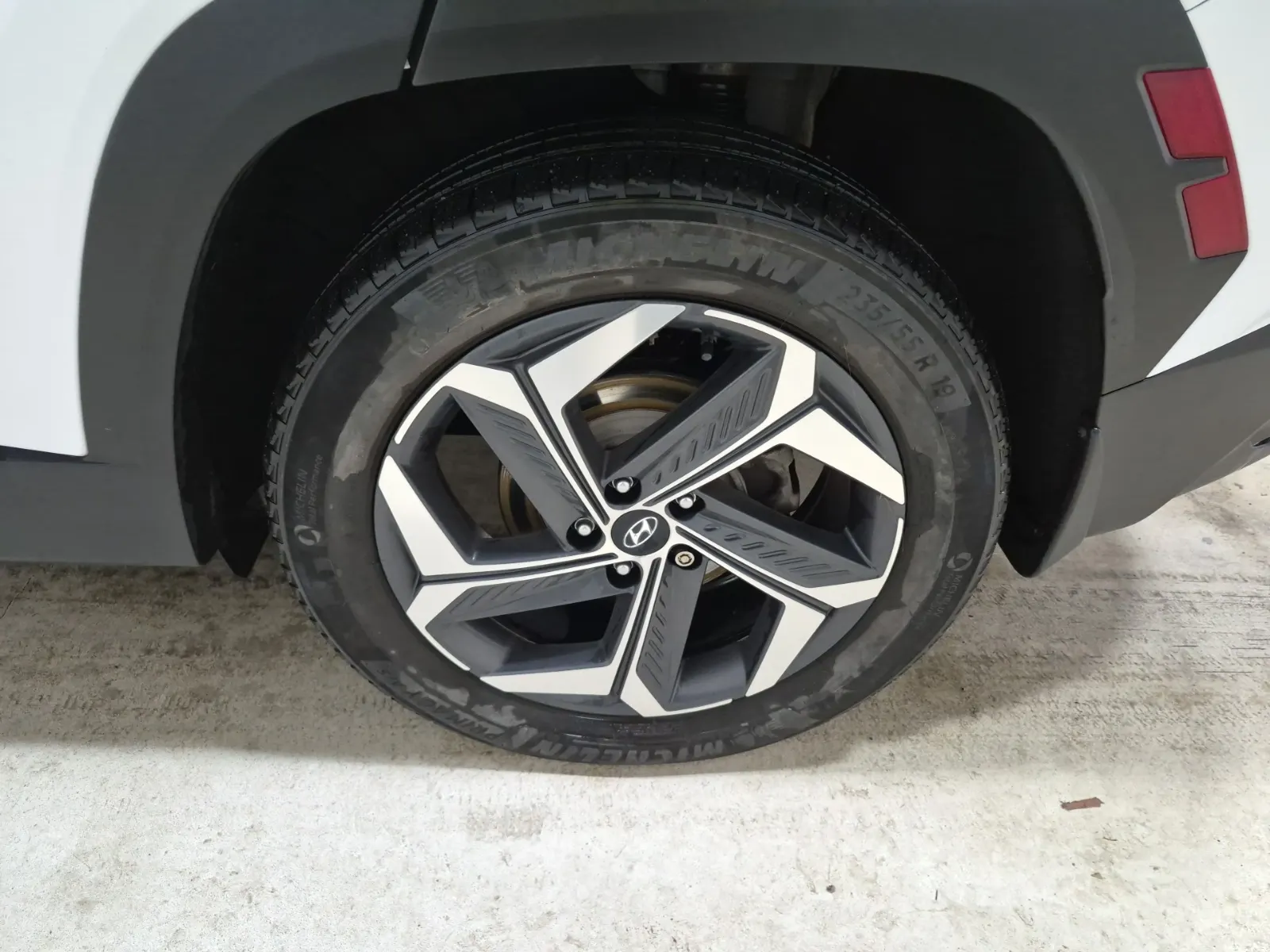 Left Rear Wheel/Tire Photo
