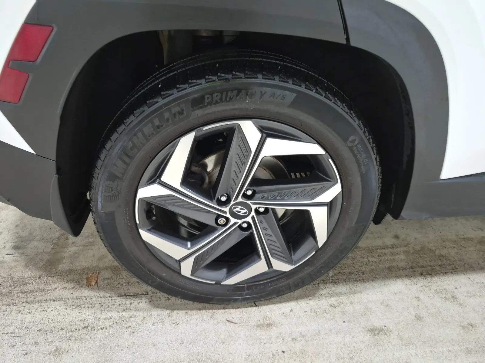 Right Rear Wheel/Tire Photo