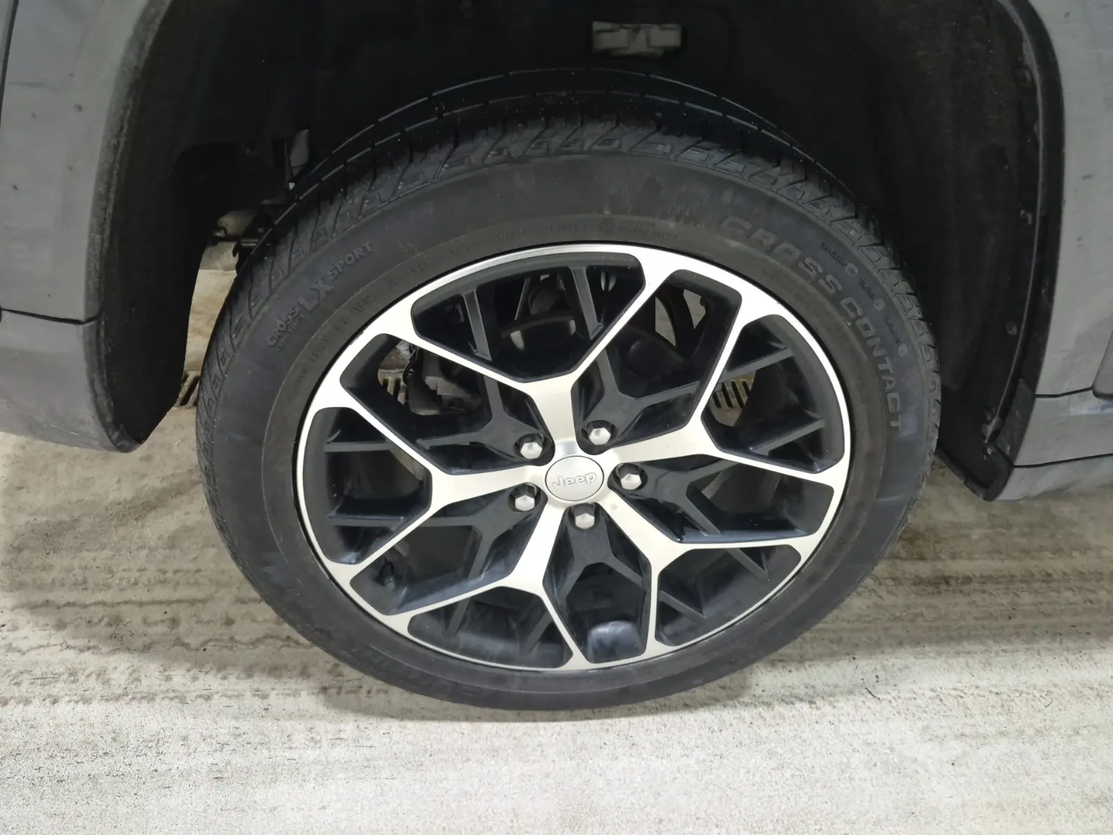 Right Rear Wheel/Tire Photo