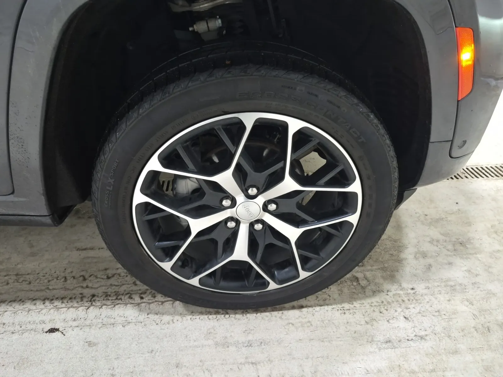 Right Front Wheel/Tire Photo