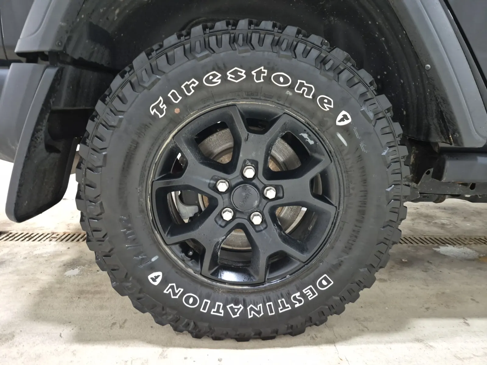 Right Rear Wheel/Tire Photo