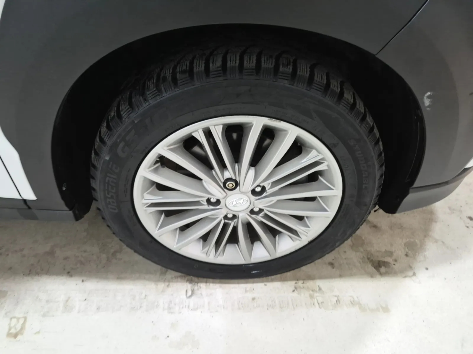 Right Front Wheel/Tire Photo