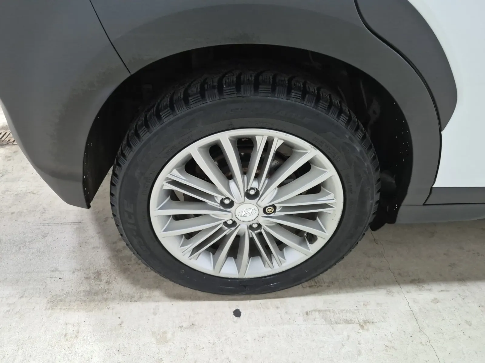 Right Rear Wheel/Tire Photo