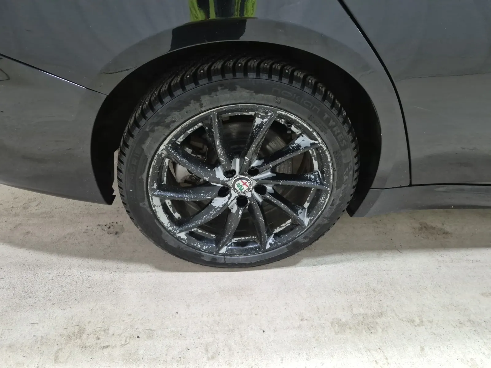 Right Rear Wheel/Tire Photo