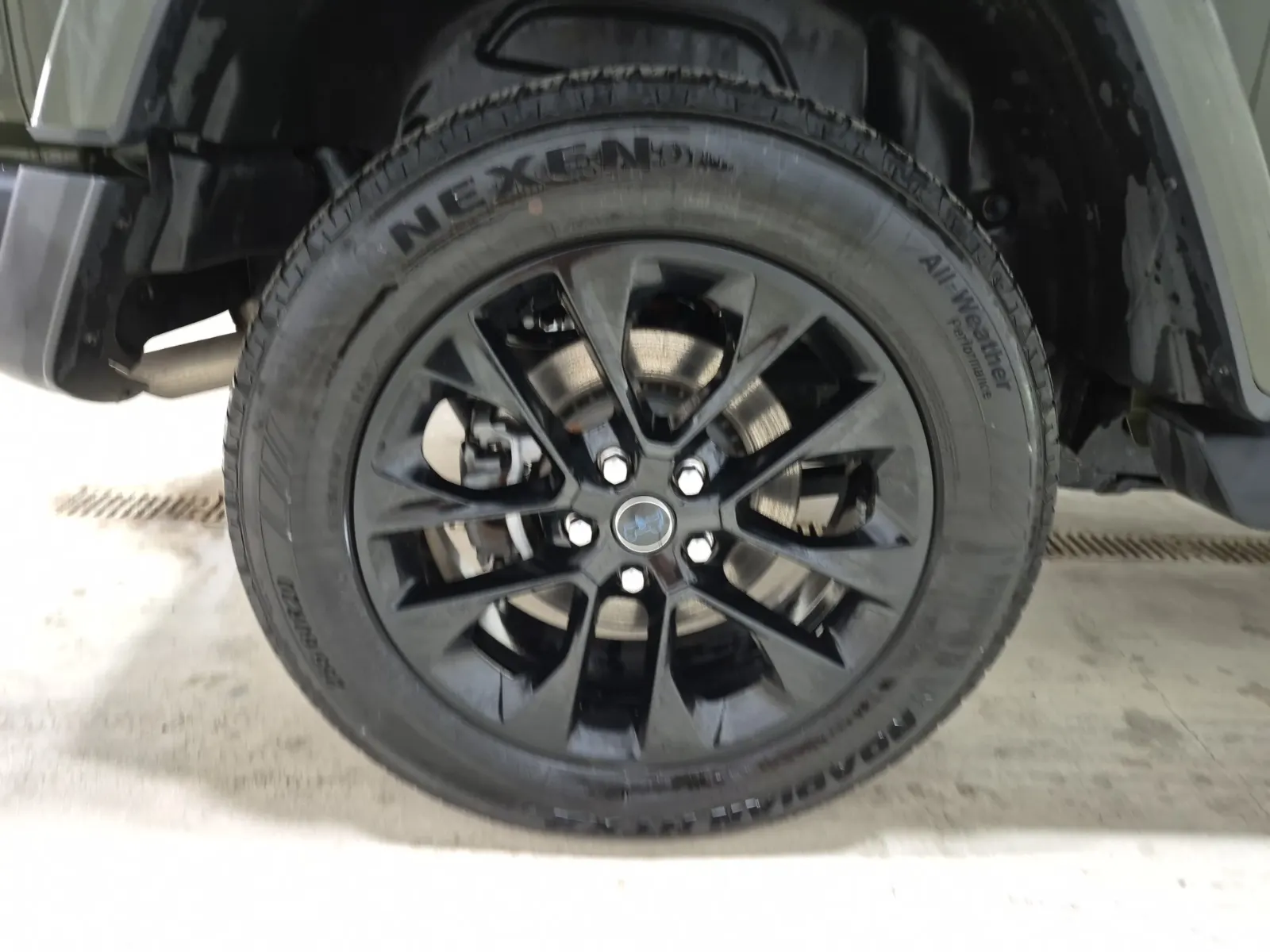 Right Rear Wheel/Tire Photo