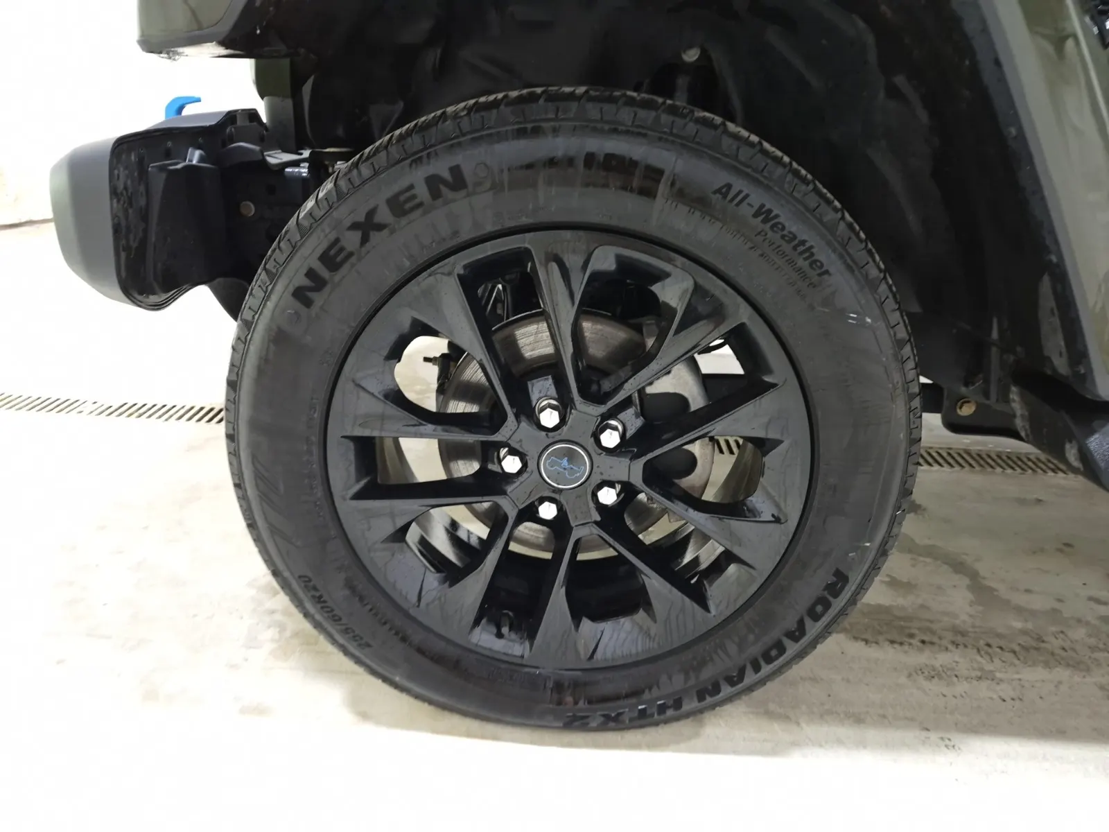 Front driver wheel/tire photo