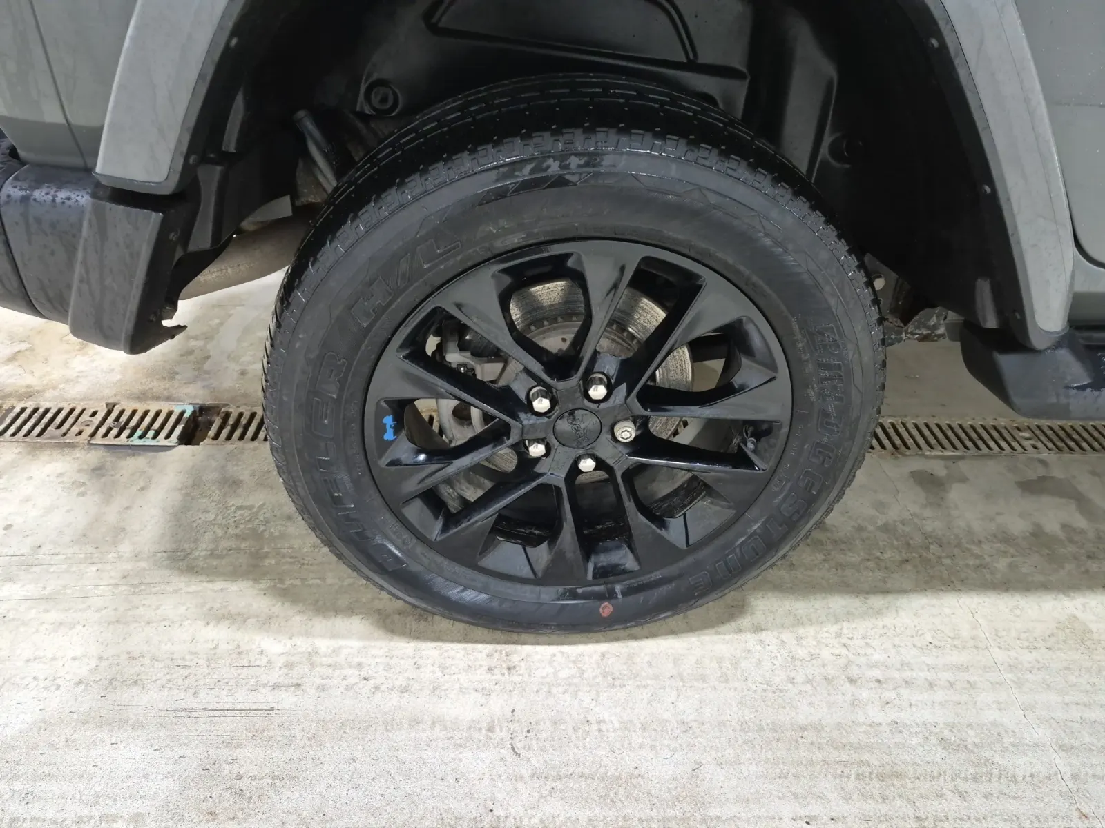 Right Rear Wheel/Tire Photo