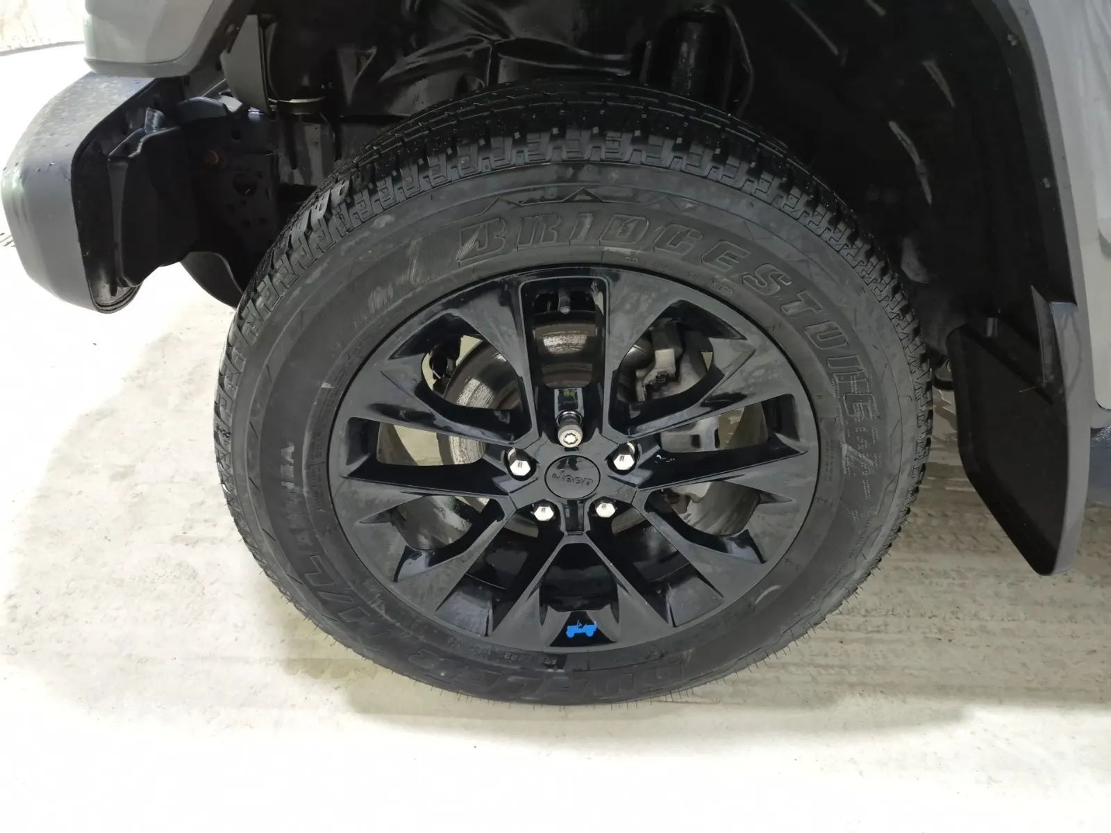 Front driver wheel/tire photo
