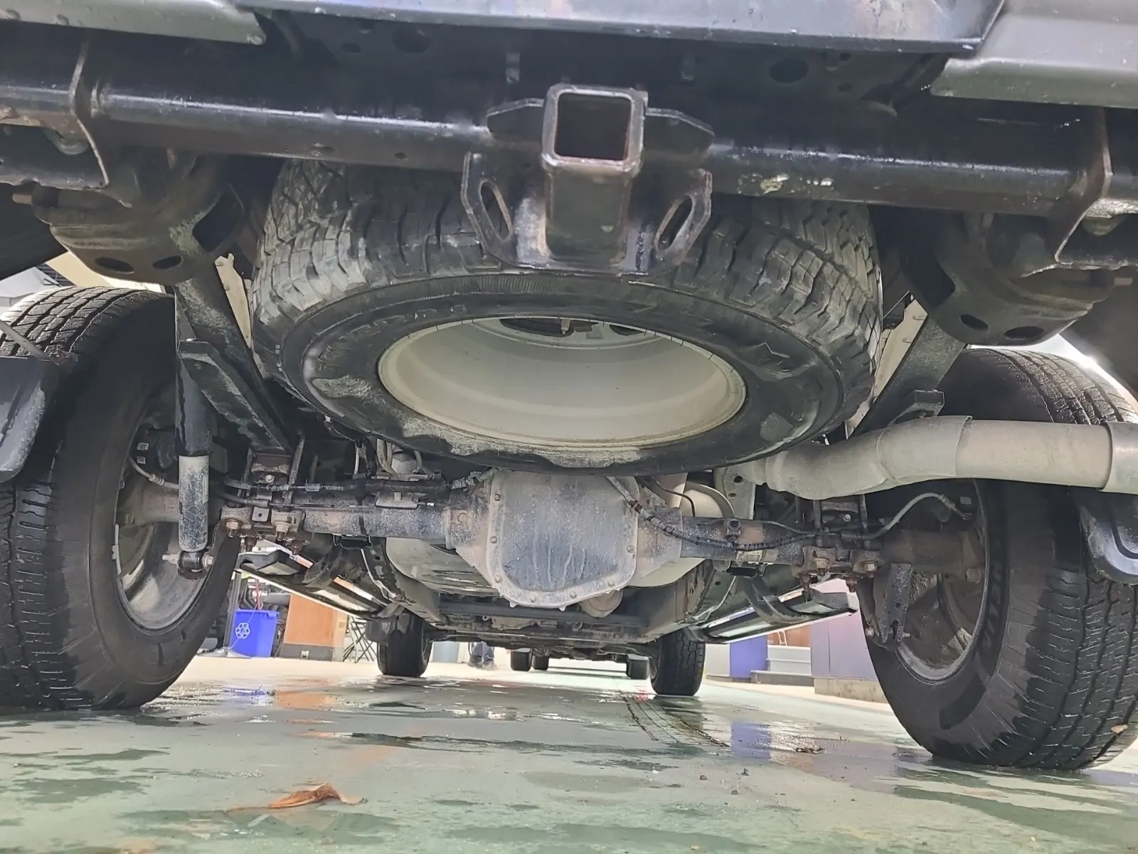 Undercarriage - Rear Photo