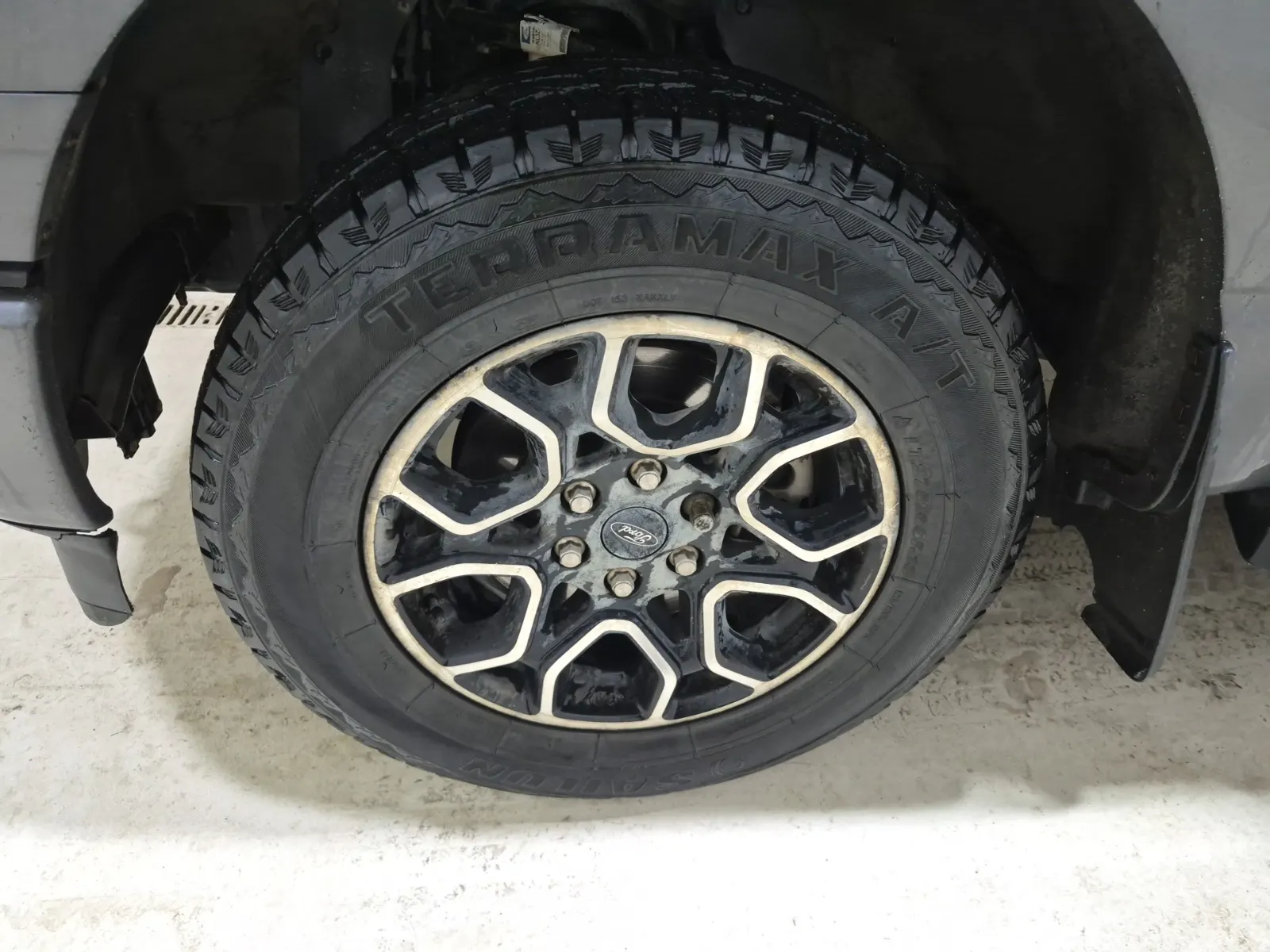 Front driver wheel/tire photo