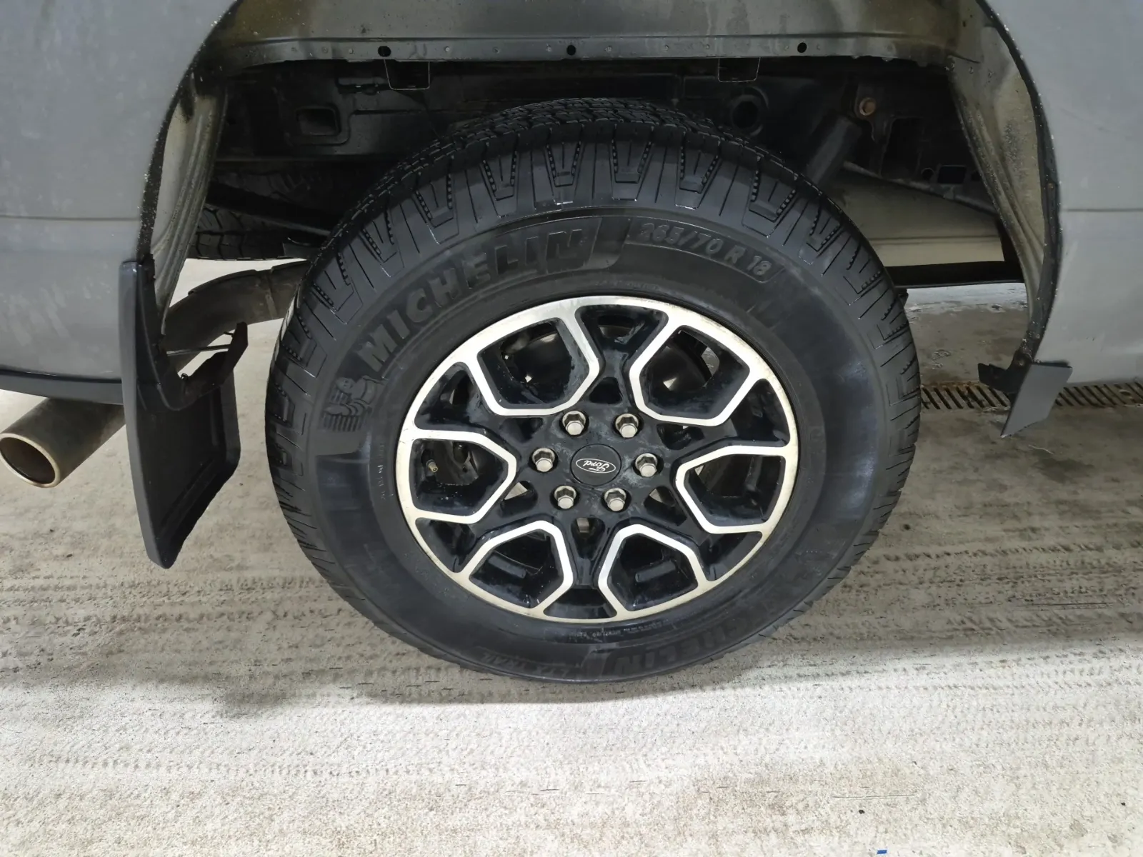 Right Rear Wheel/Tire Photo