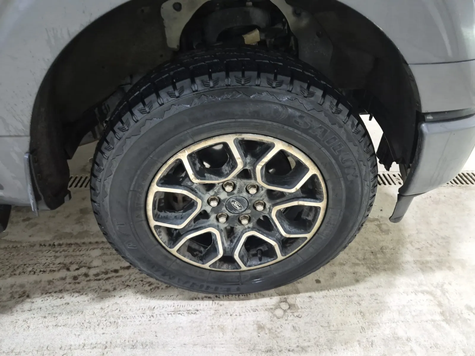 Right Front Wheel/Tire Photo