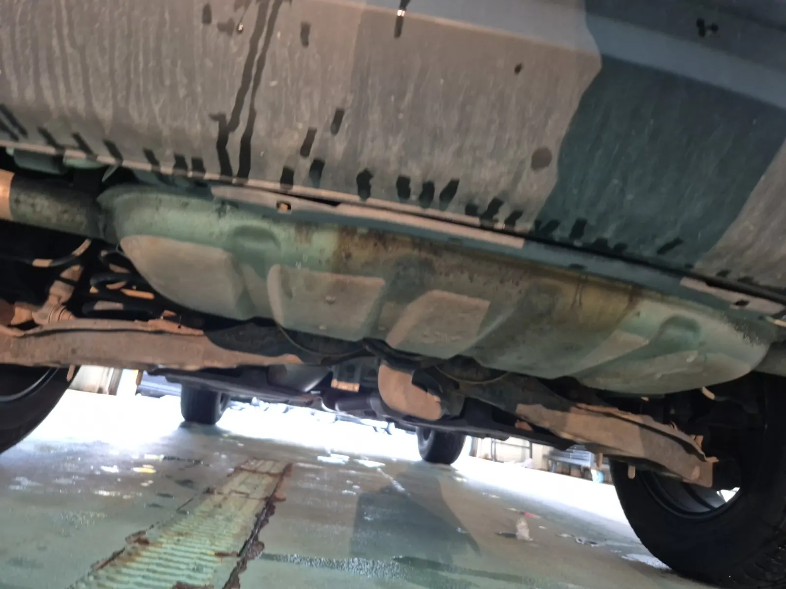 Undercarriage - Rear Photo
