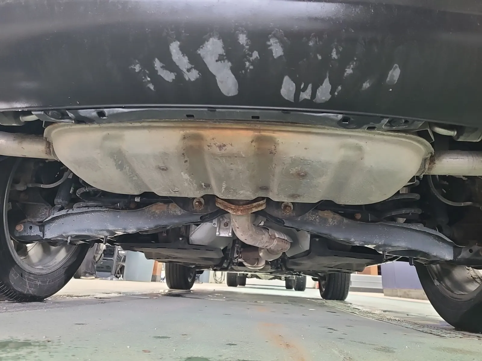 Undercarriage - Rear Photo