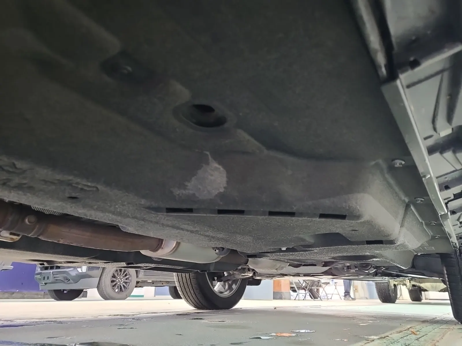 Undercarriage - Passenger Photo