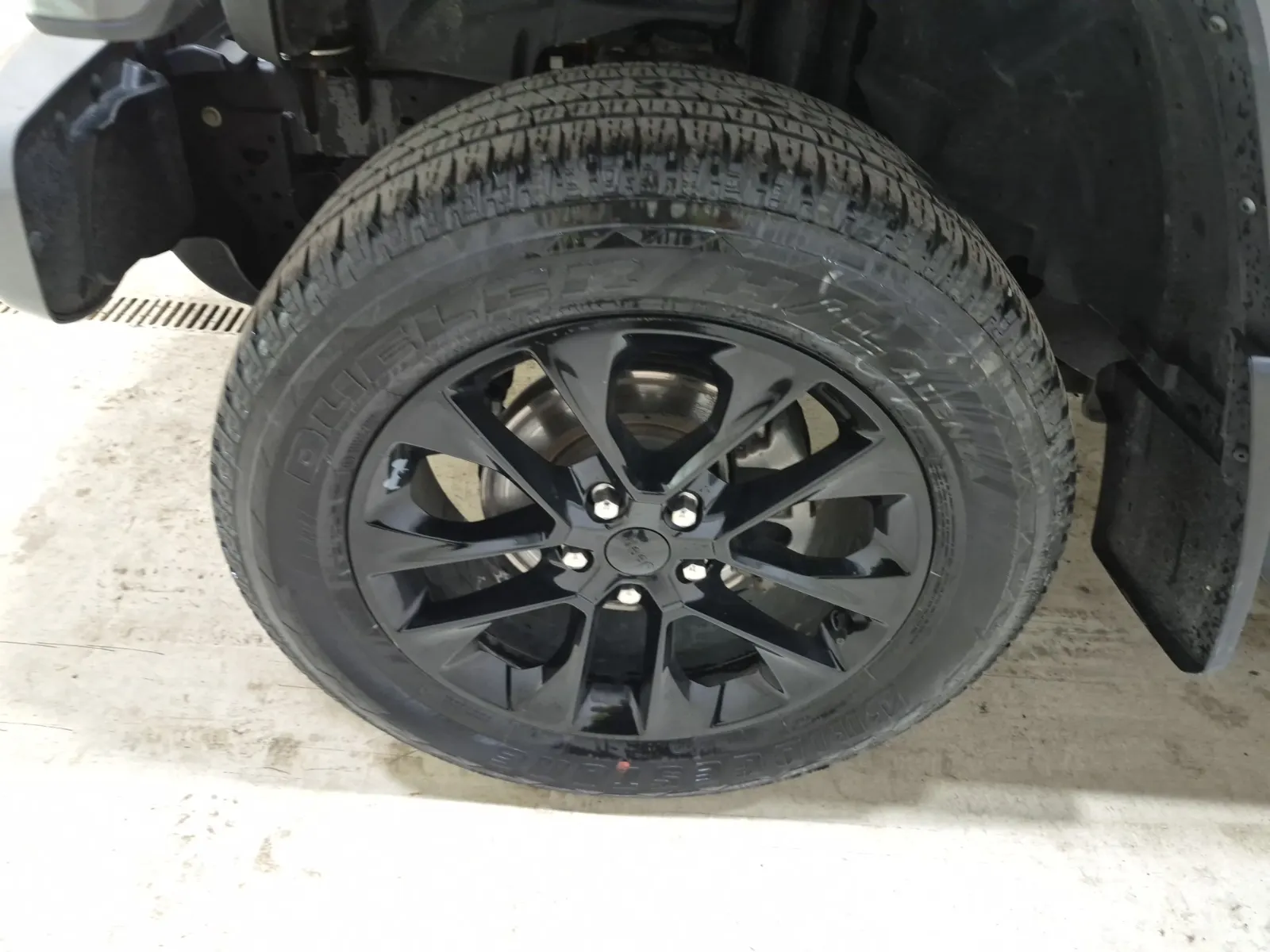 Front driver wheel/tire photo