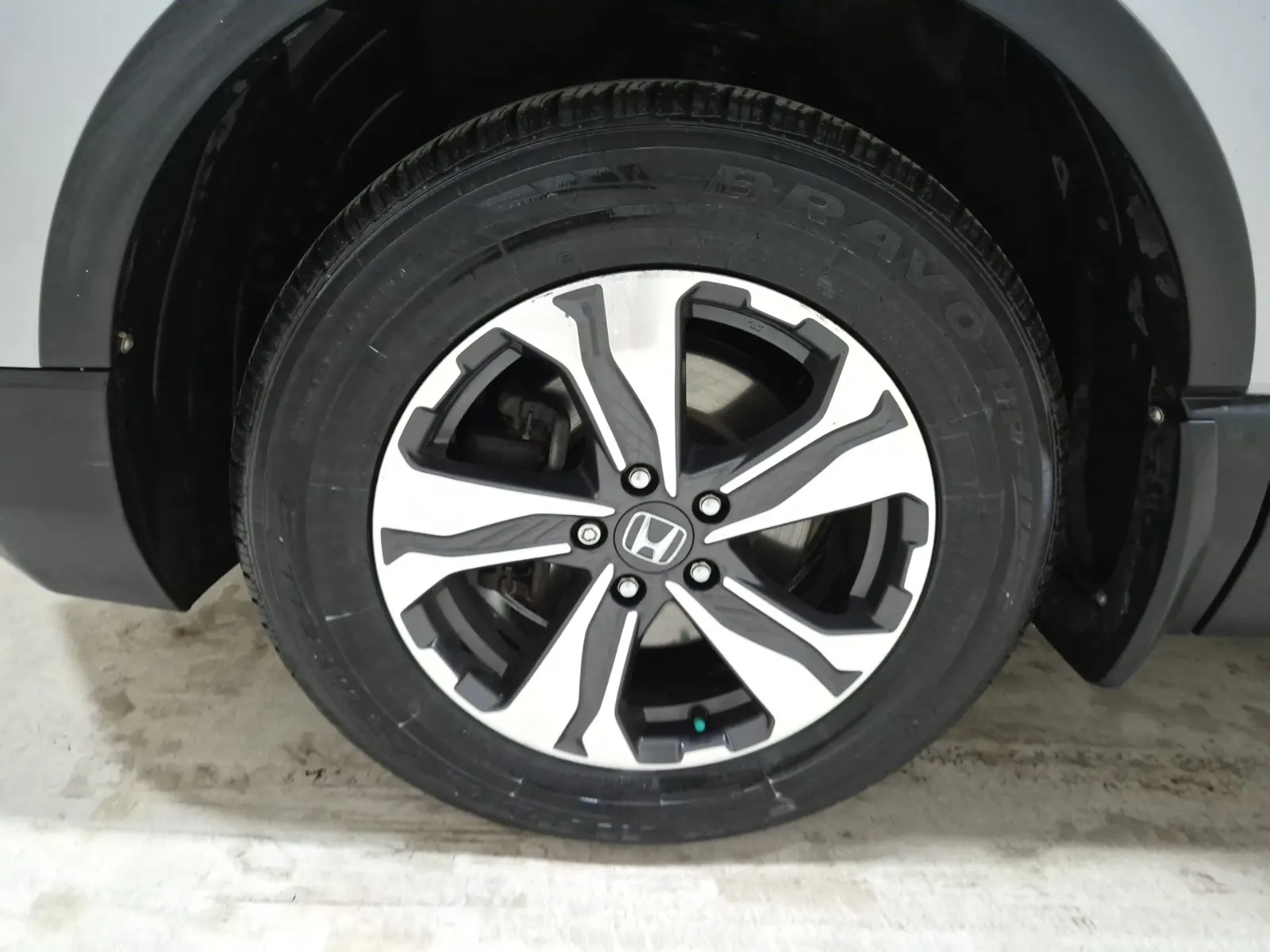 Front driver wheel/tire photo