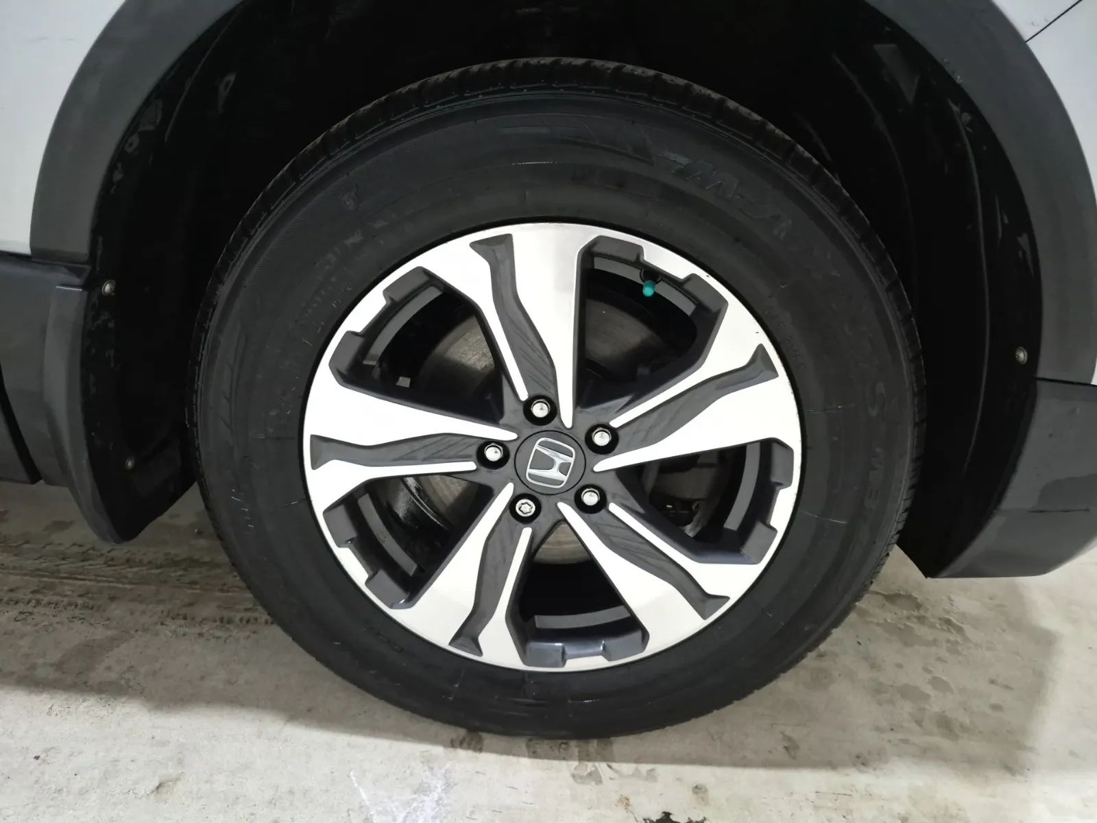Right Front Wheel/Tire Photo