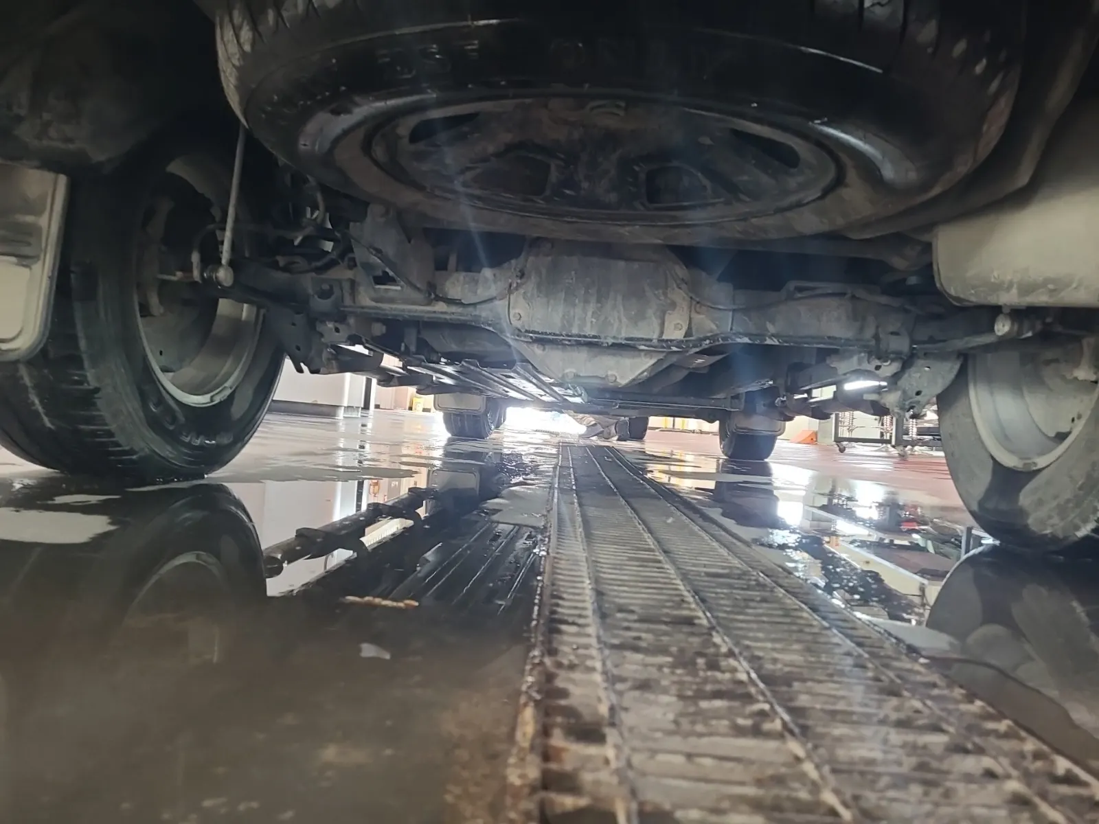 Undercarriage - Rear Photo