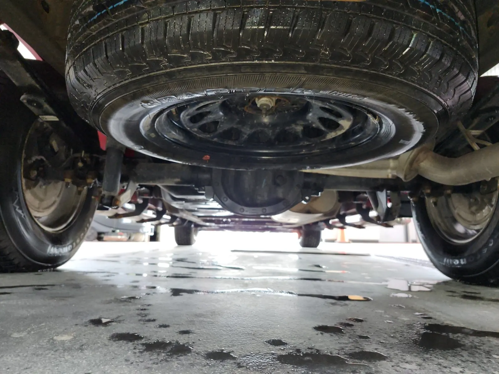 Undercarriage - Rear Photo