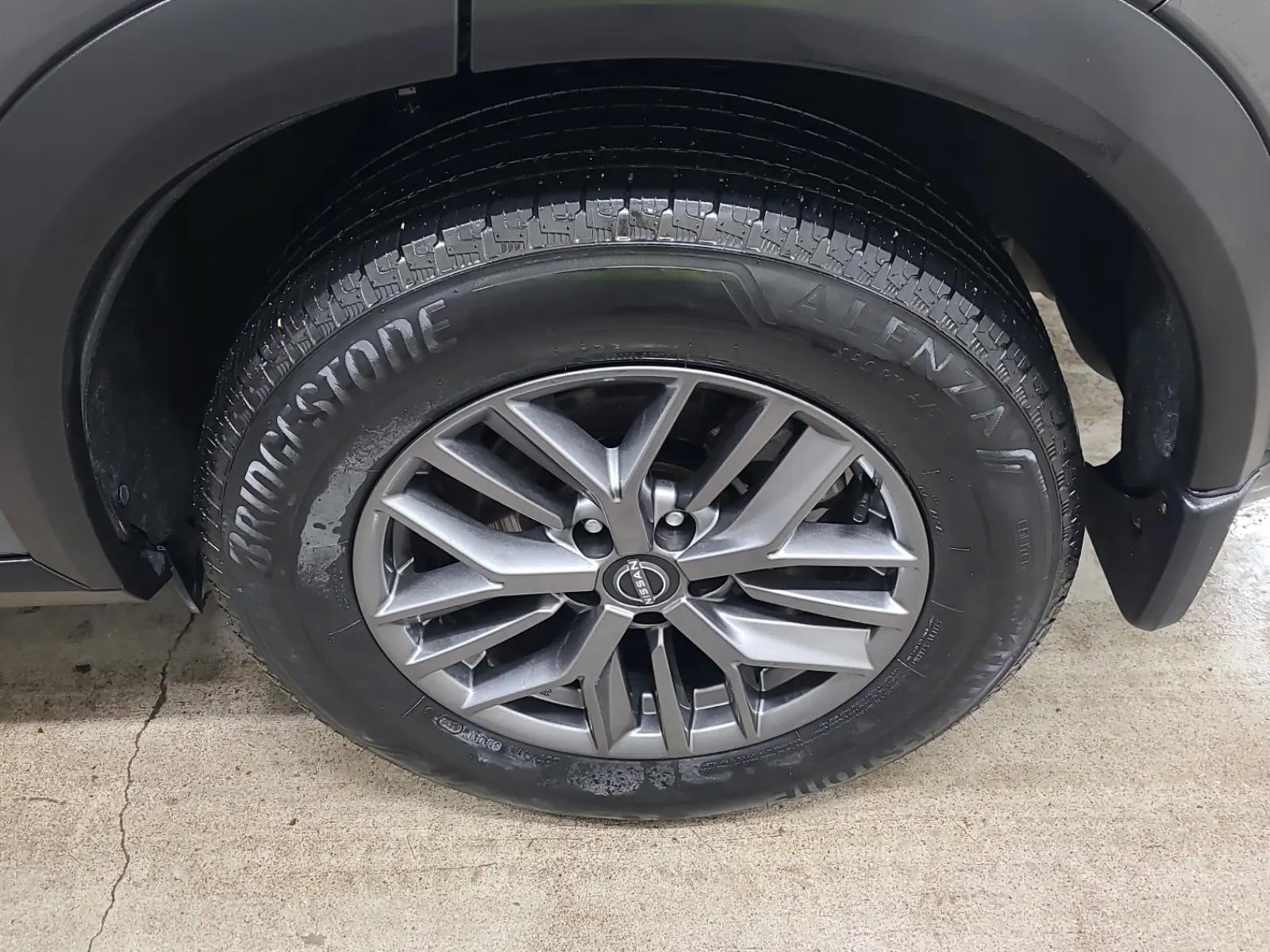 Left Rear Wheel/Tire Photo