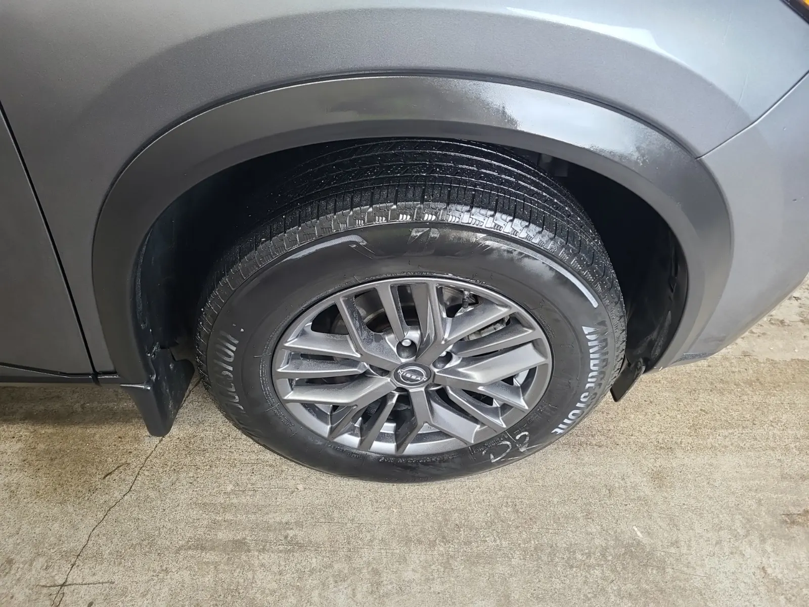 Right Front Wheel/Tire Photo