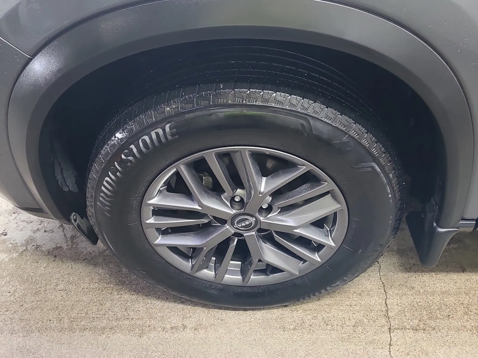 Front driver wheel/tire photo
