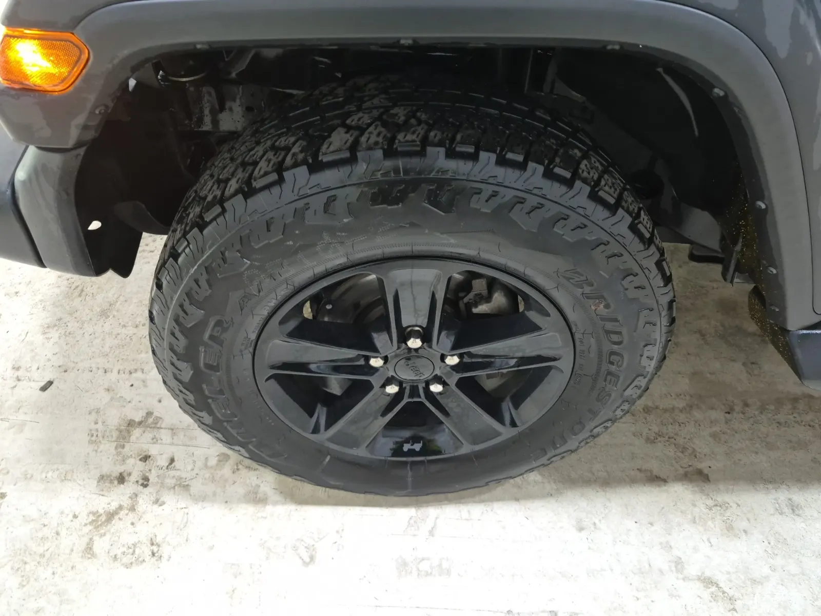 Front driver wheel/tire photo