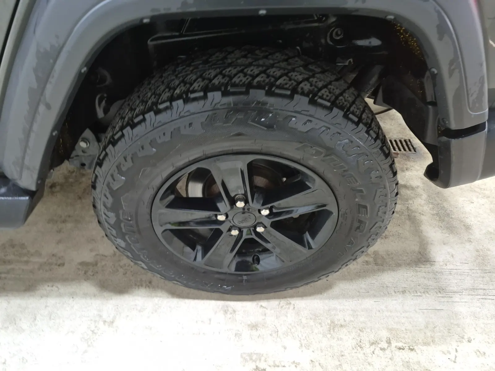 Left Rear Wheel/Tire Photo