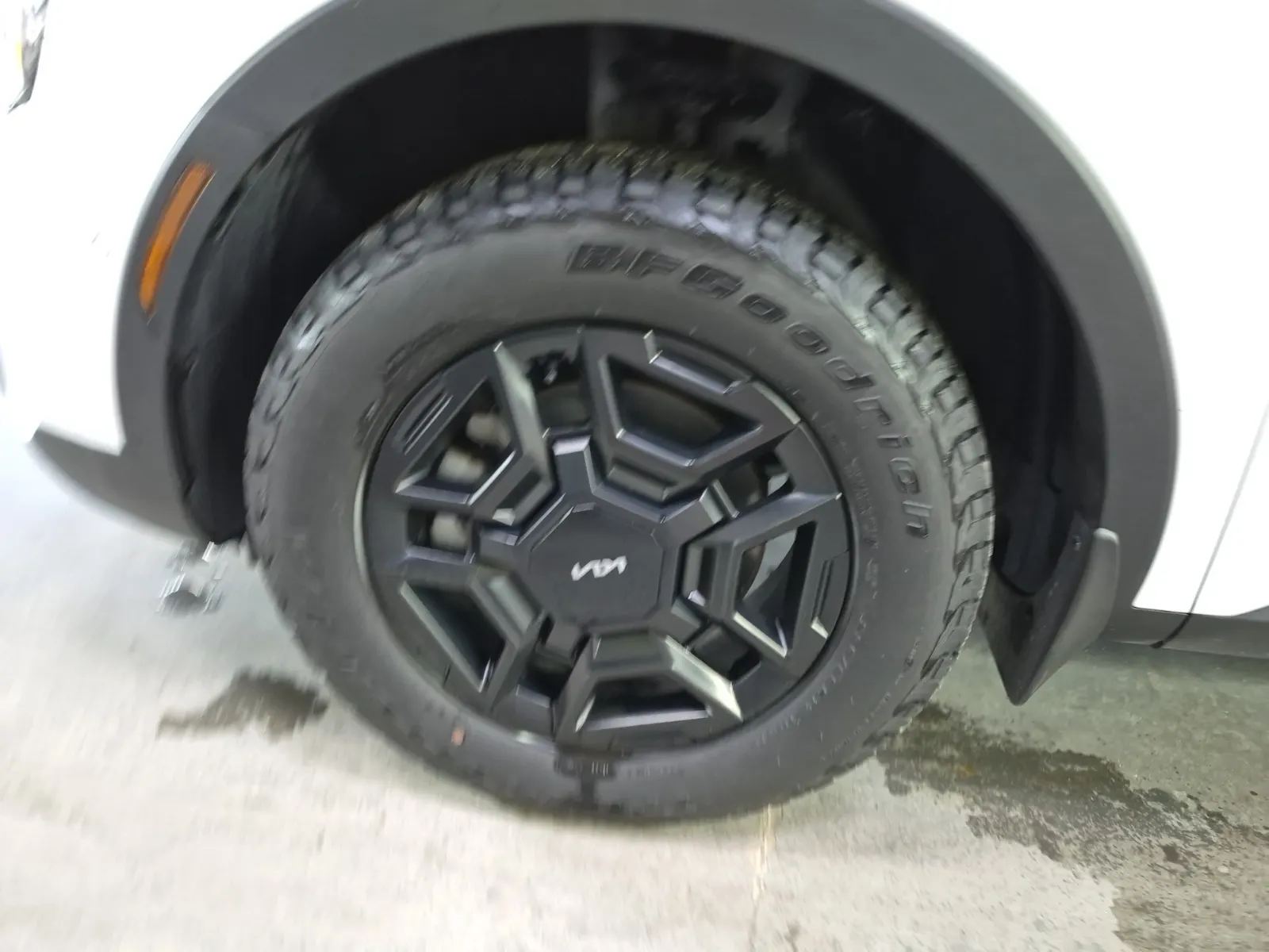 Front driver wheel/tire photo