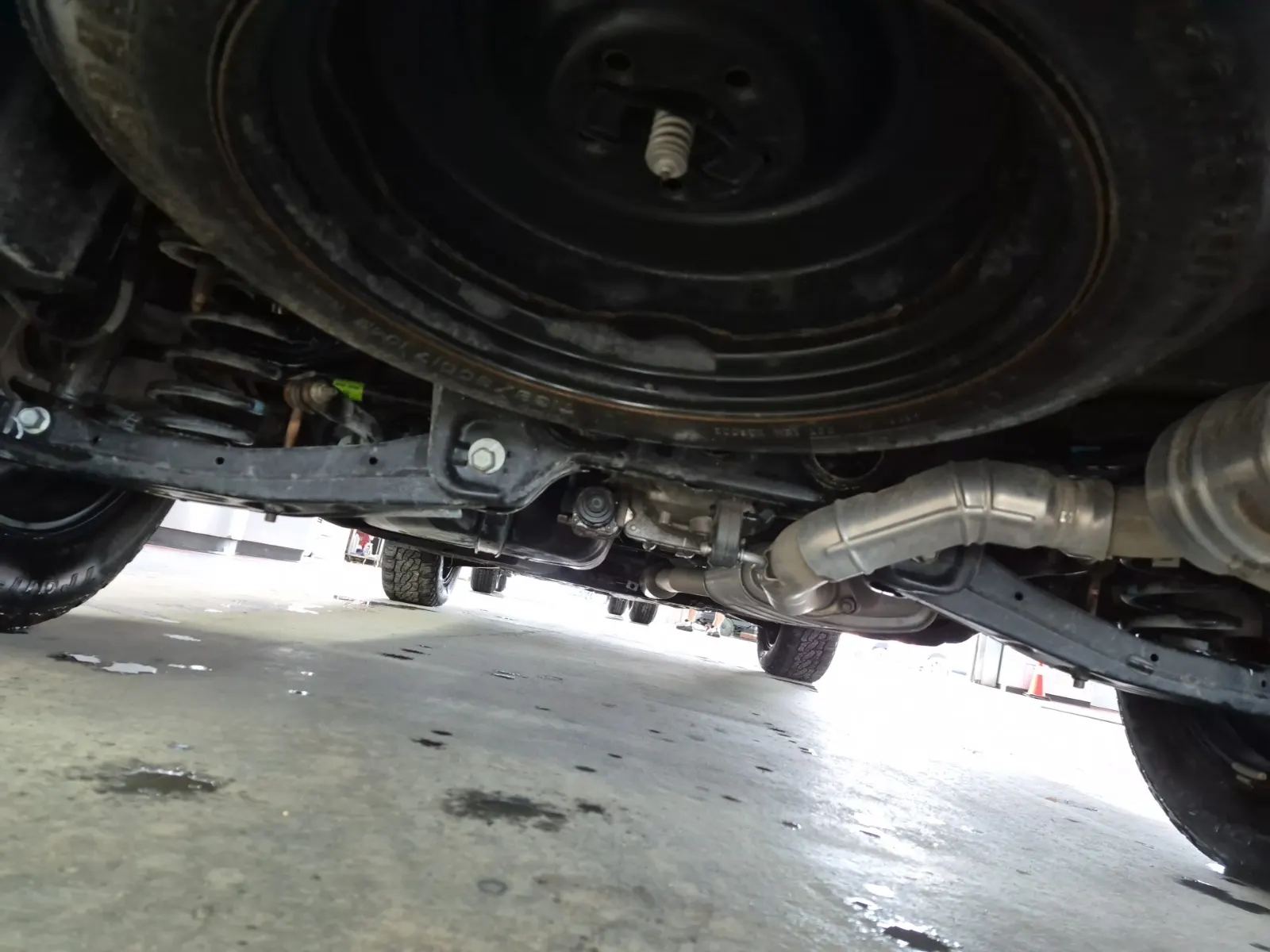 Undercarriage - Rear Photo