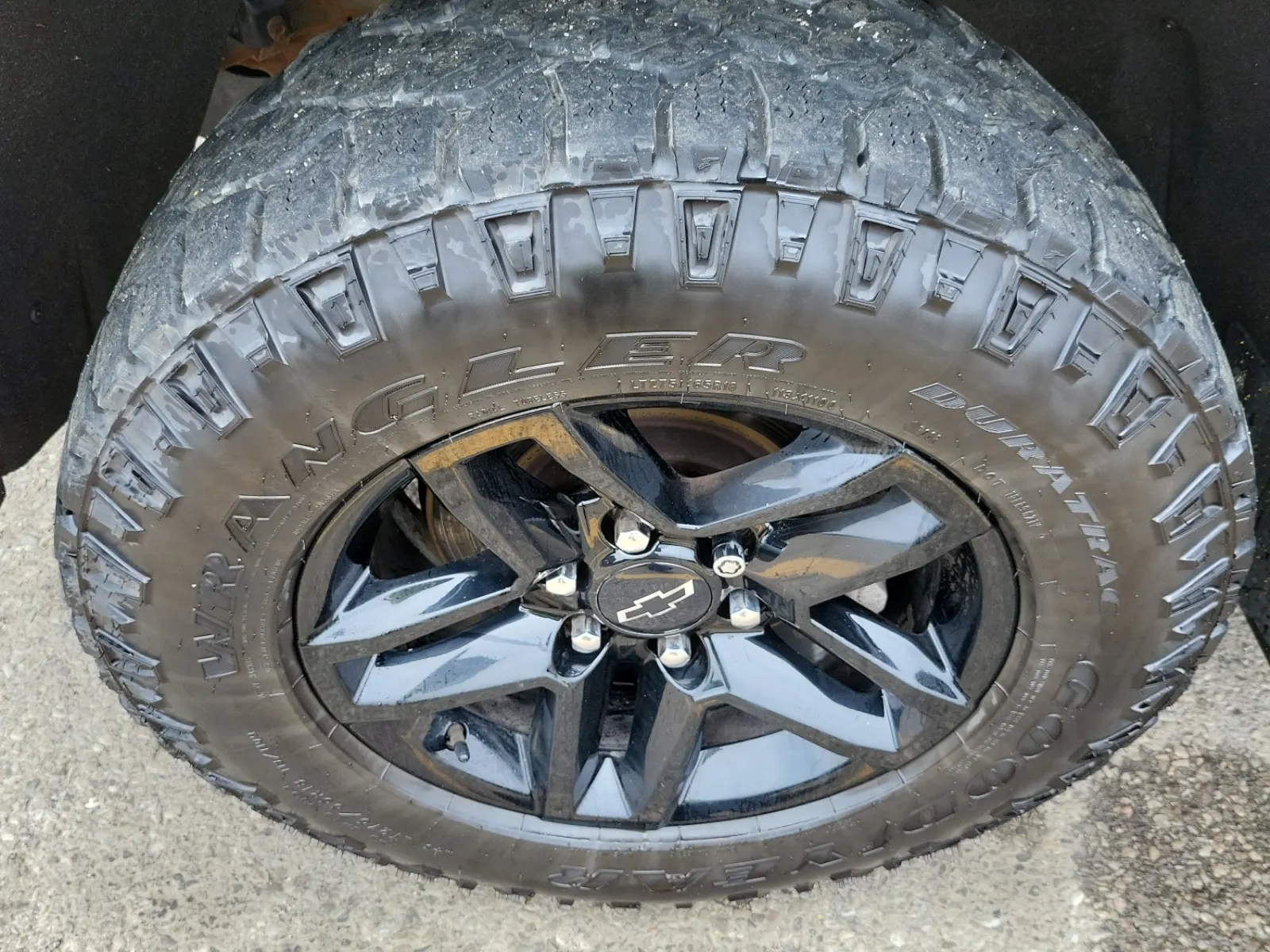 Front driver wheel/tire photo