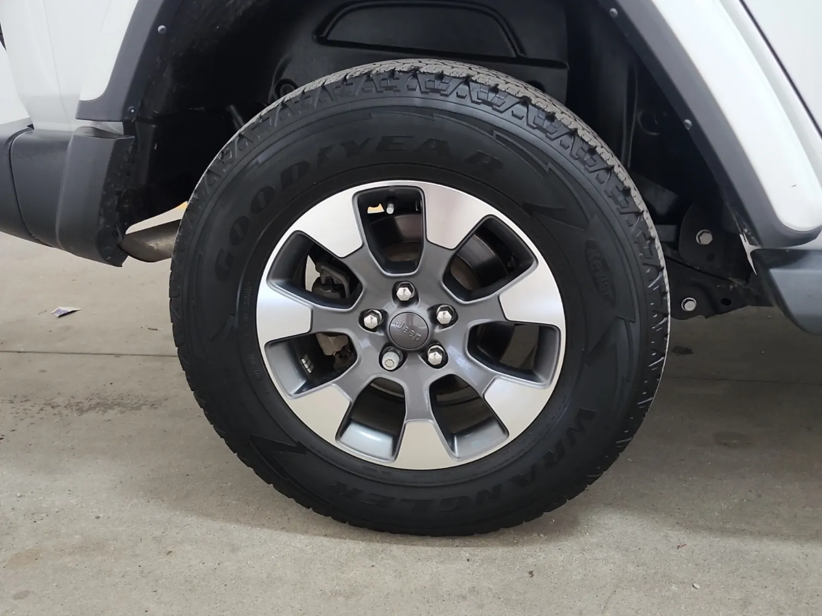 Right Rear Wheel/Tire Photo