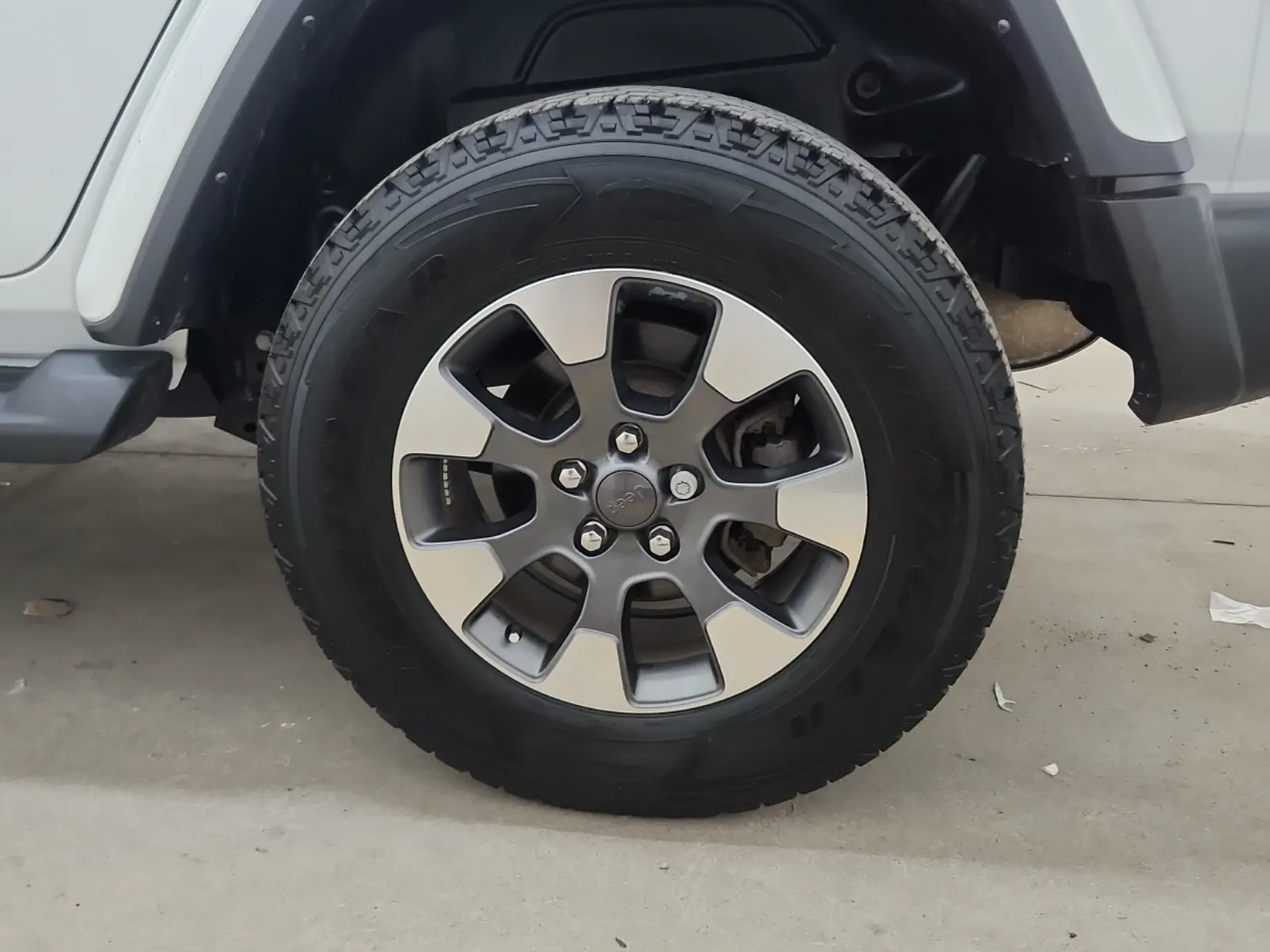 Left Rear Wheel/Tire Photo