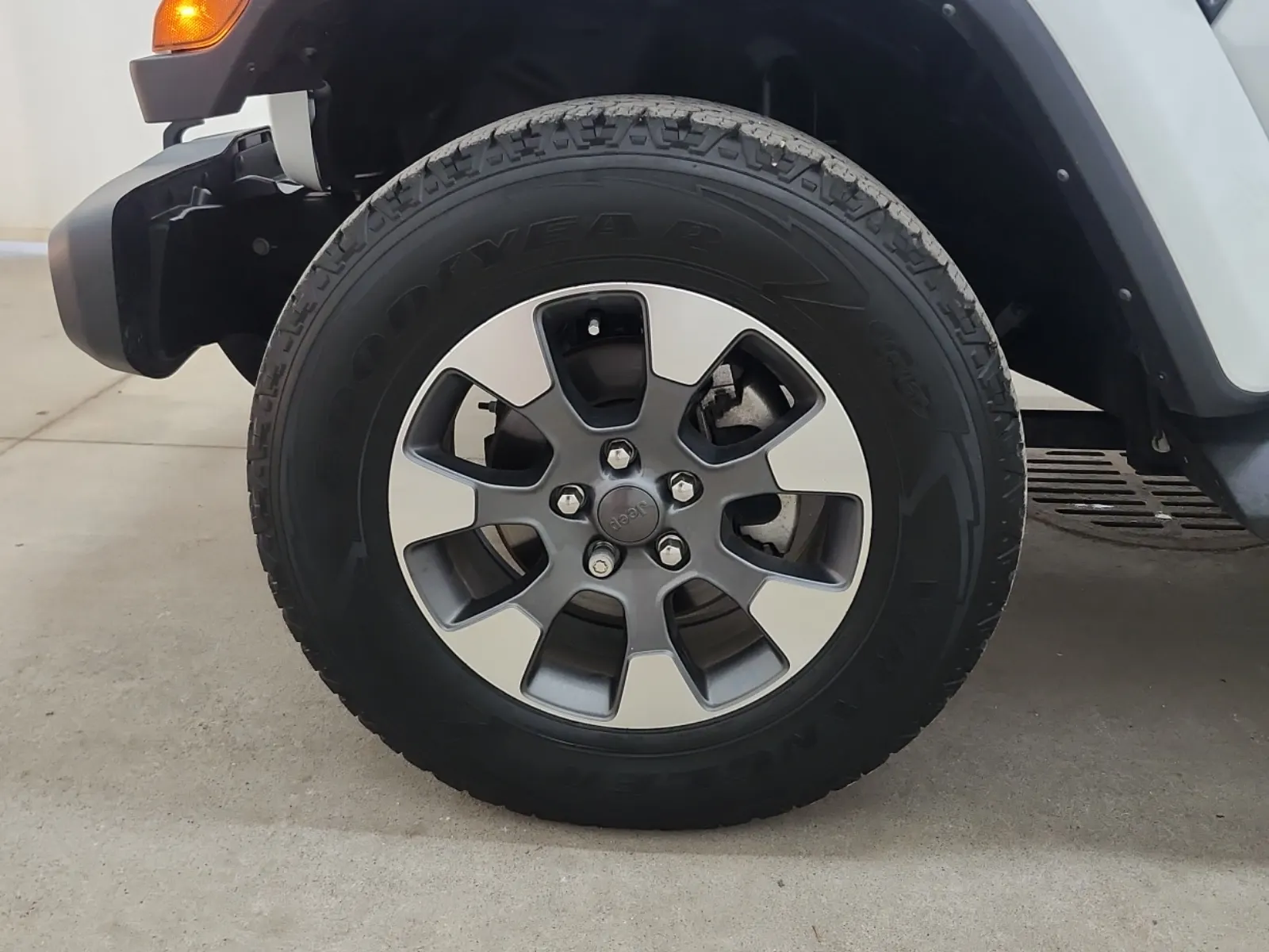 Front driver wheel/tire photo