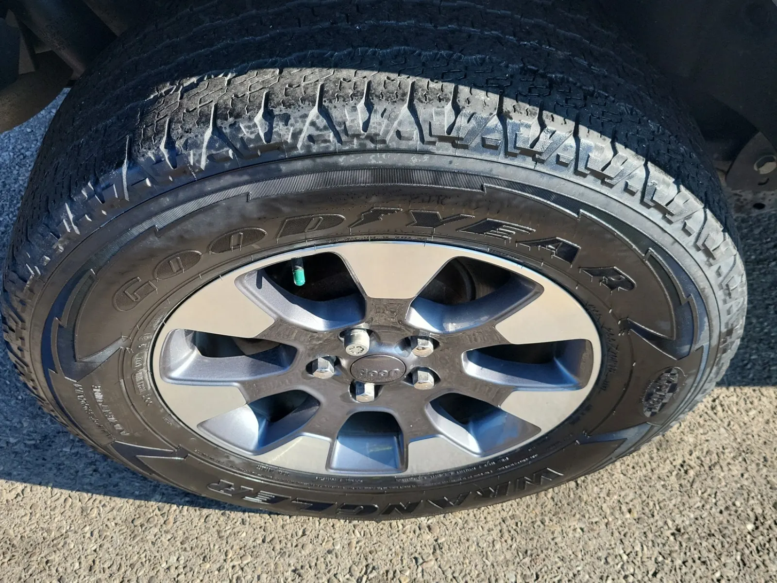 Right Rear Wheel/Tire Photo