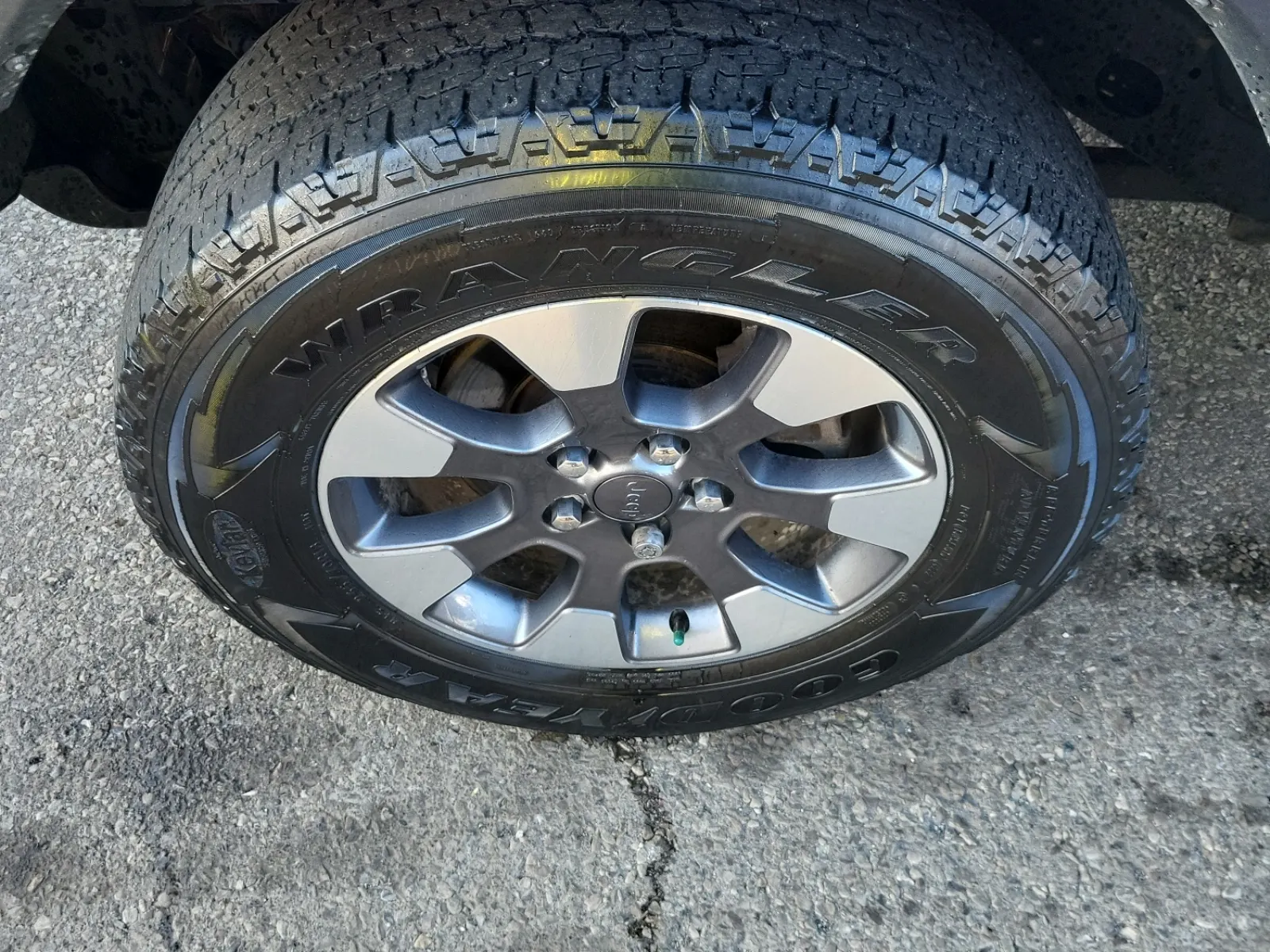 Front driver wheel/tire photo